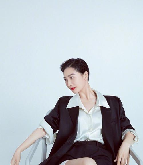 陶昕然商务风写真尽显女强人风范,经典黑百搭演绎现代