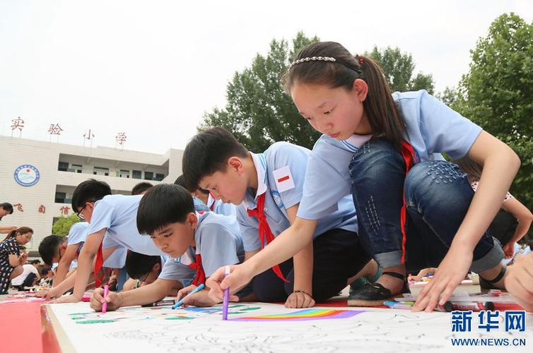 5月31日,河南省汝阳县第二实验小学的小学生兴高采烈在精心绘画中国梦