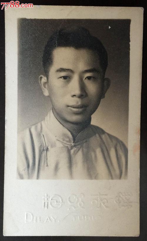 民国穿长衫的男子照