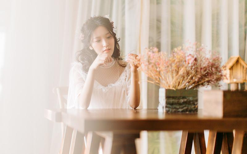 治愈系美女清新养眼室内写真桌面壁纸