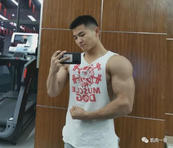 寸头肌肉大学生发育太猛了网友直呼我可以