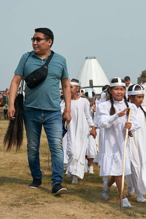 在萨哈如此偏远的酷寒之地,望着一个个与我们如此相似的黄皮肤的面孔
