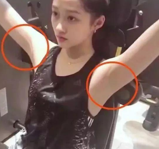 关晓彤穿吊带健身,带情侣款耳钉,却因"腋毛"问题遭到众人群嘲
