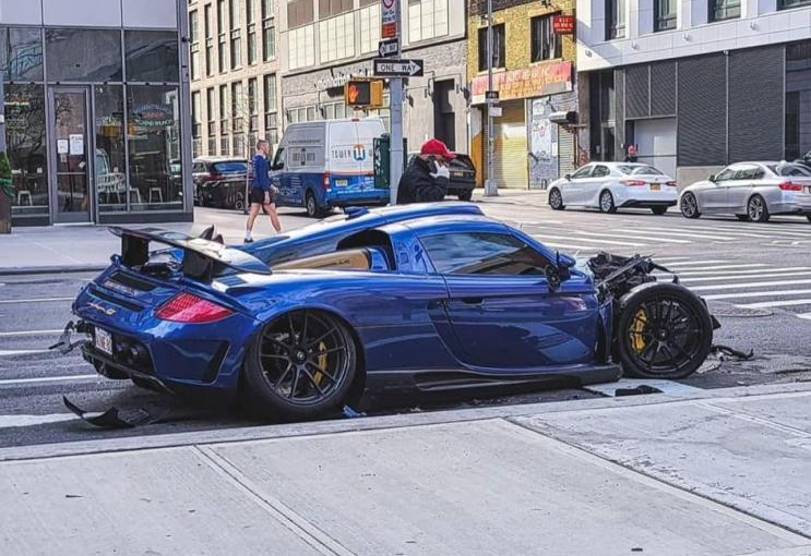 撞一台少一台保时捷carreragt改装车撞毁全球仅25台