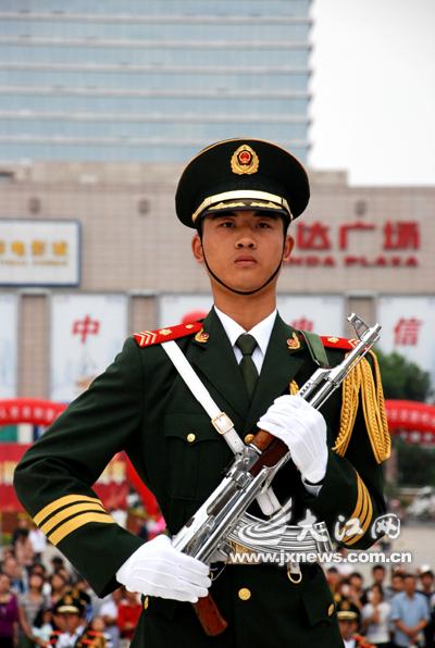 手握钢枪,英姿飒爽.