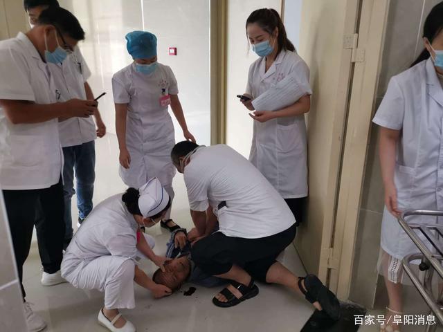 医院走廊里老人心脏骤停,阜阳医生跪地救人,老人神志恢复正常