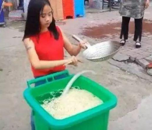 美女用垃圾桶吃泡面瞬间成奇葩网红,路人:贫穷限制了想象