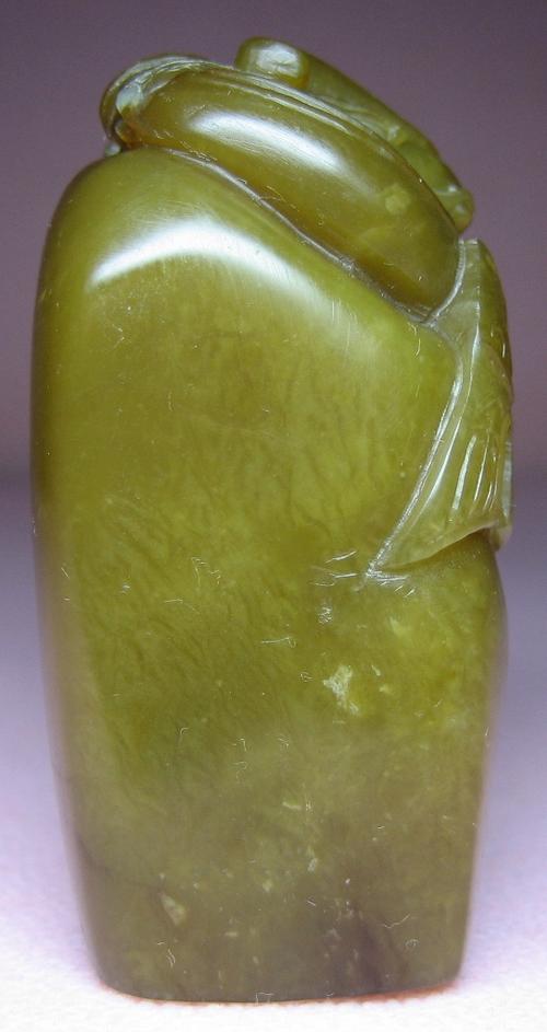 据传,现今流传于世上绿田黄全球不足十颗.