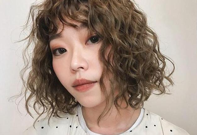 齐耳波波头齐耳波波头怎么烫卷发好看