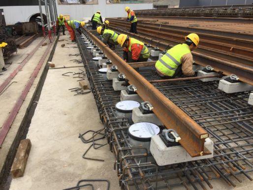 (2号线一期金鸭村至马王庙区间铺轨钢弹簧浮置板轨排组装) 春节我