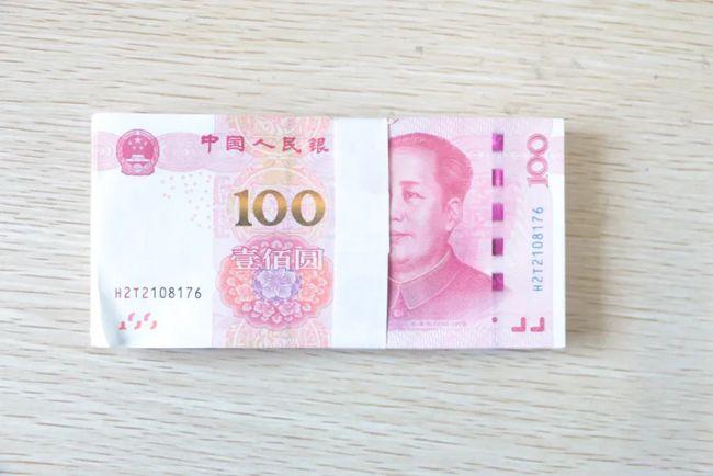 面对被人遗忘在银行atm机上的一万元现金凯旋派出所辅警邢振富是这样