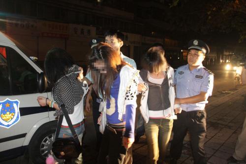 咸阳有几个黑灯舞厅?几点下班?还有怎么消费?跪求