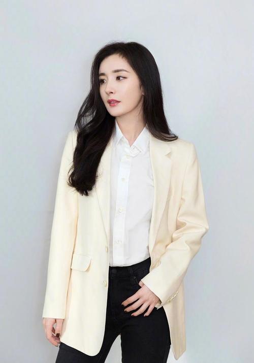 女明星西装造型大盘点,杨幂欧阳娜娜李宇春刘亦菲,你喜欢谁