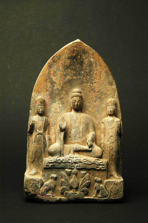  p>此展品为南北朝时期的雕塑,造像青石质,为一莲瓣形大背光本尊释迦