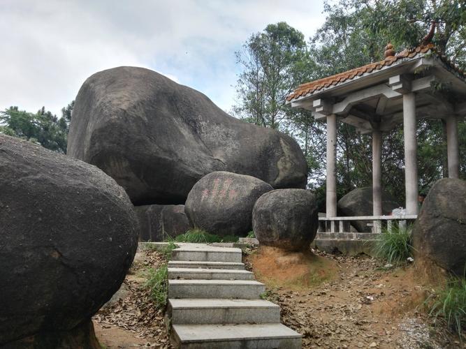 也有资料说,因此山上石头颜色发红,被称为"火炉山