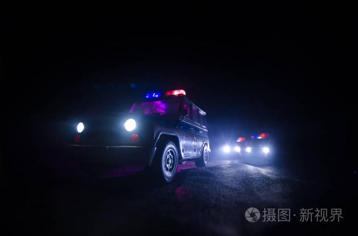 速度照明的警车在路上的夜晚.警车在路上移动与雾.选择性的焦点.追逐