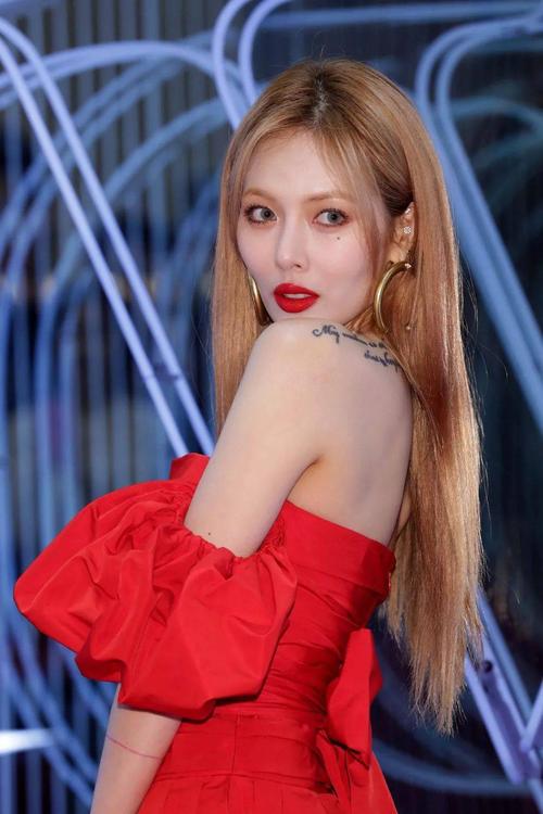 泫雅的红色短裙, 穿出了热辣性感, 再配上她标志性的红唇, 姐就要red!