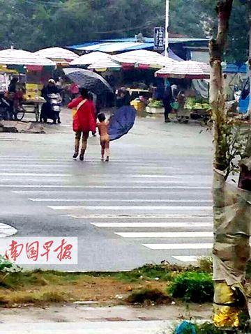 网友供图"裸跑弟"不惧严寒一年四季洗冷水北海一3岁小男孩大冬天光着