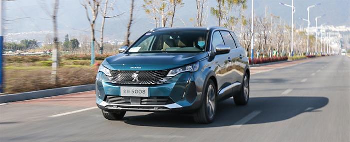 本次我们试驾的车型是2021款标致5008 400t hp 7座旗舰gt版本,官方