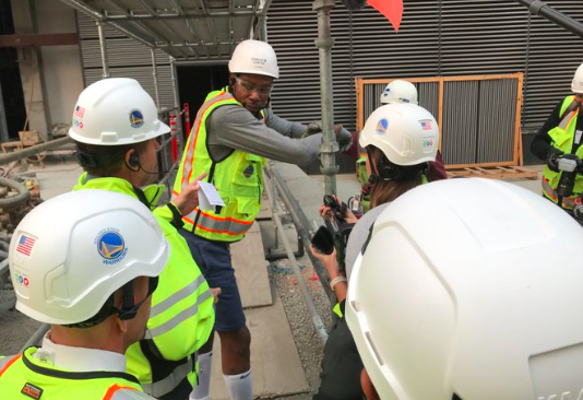 杜兰特得到了很多大通中心施工工人的喜爱