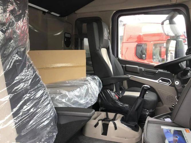 重汽新款howomax实车来了潍柴460马力16挡自动挡变速箱卡友感觉有啥