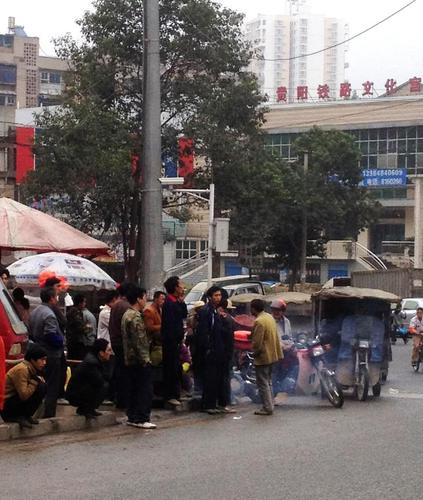 贵阳二戈寨路边的背篓(民工)