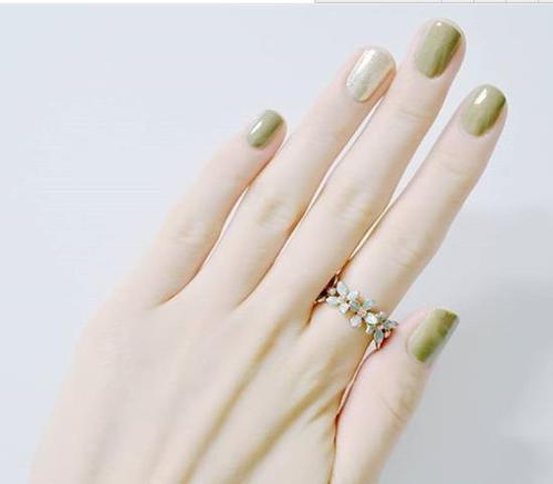 纯色系列显手白的美甲图片欣赏2017纯色美甲跳色款式搭配图