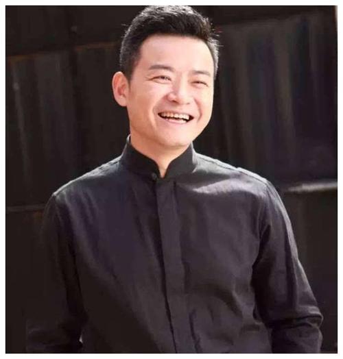 被王小丫带火的李佳明,在巅峰时期辞职远赴美国,现状让人敬佩