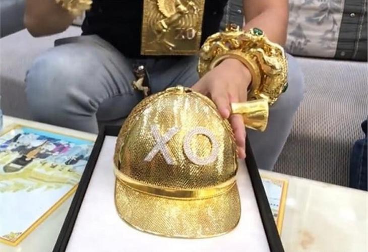 越南黄金哥满身黄金,出门身上30斤黄金,定制4斤帽子上还镶钻