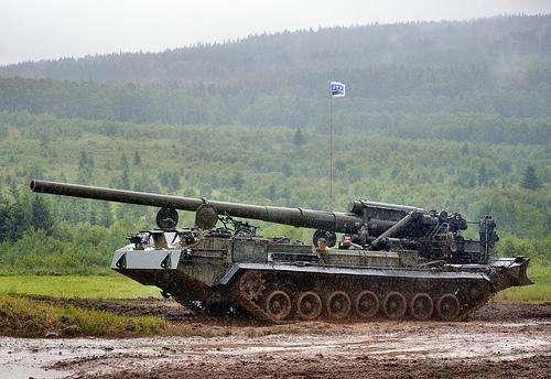 其中之一:2s7自行榴弹炮,代号:牡丹花,北约编号:m-1975自行火炮