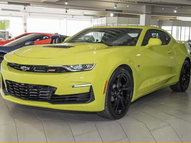 从本次曝光的实拍图片看,雪佛兰科迈罗外观依旧具有美式肌肉车的风格