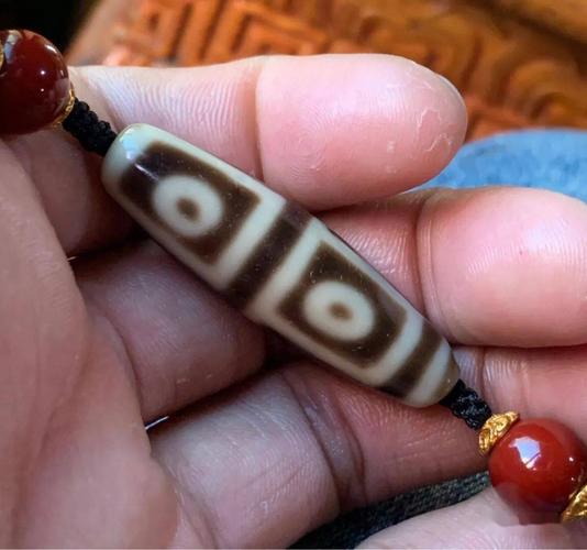 此颗四眼天珠,顶级的至纯天珠材质,年份爆老.