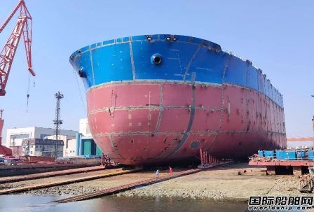 大船集团30万吨vlcc88号船艏半段下水