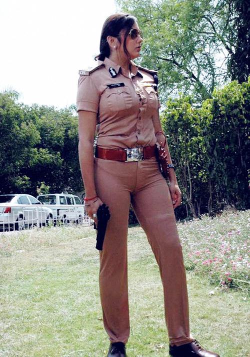 组图:印度最美的"女警察"|印度|警察|女警_新浪新闻