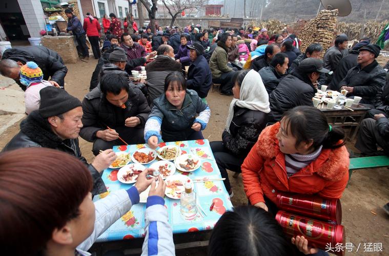 农村待客吃露天酒席,垒一个灶台放七个锅,去人越多主家越有面子