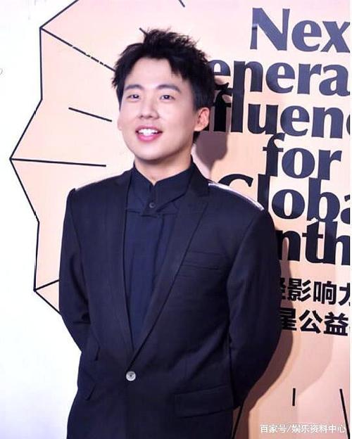 有种合影杀手叫郭麒麟虽然不是很帅但却成功带偏一群人