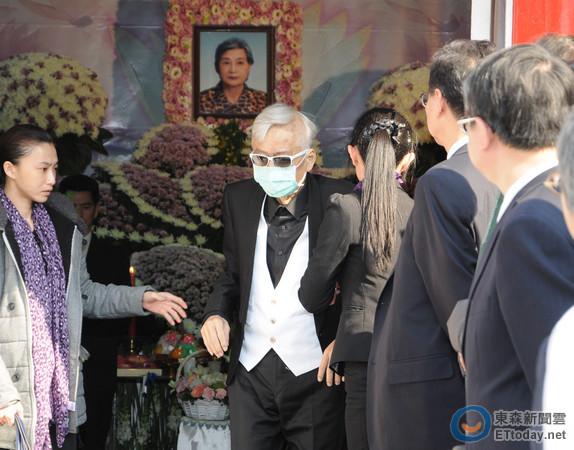 高凌风虽身体不适,但仍出席胡瓜母亲告别式.(图/记者陈明仁摄)