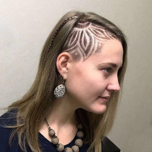 这种发型极具艺术气息,利用渐变的裁剪手法,结合雕刻的创意,与原本发