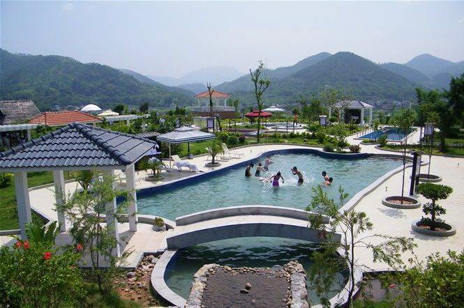 博白温罗温泉池水清澈明亮,池底之物一清二楚,水温53℃,水化学类型为