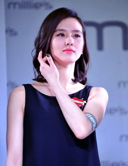 刘诗诗moschino黑白琴键裙与李钟硕同台出席妙丽品牌北京活动