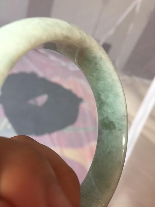 新买的翡翠镯子上有几小块玻璃状的晶体 感觉像假的,请大家帮忙鉴定