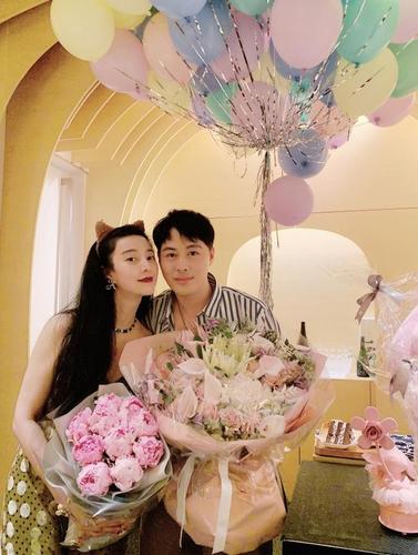 还有这张照片,两人贴近脸合照.