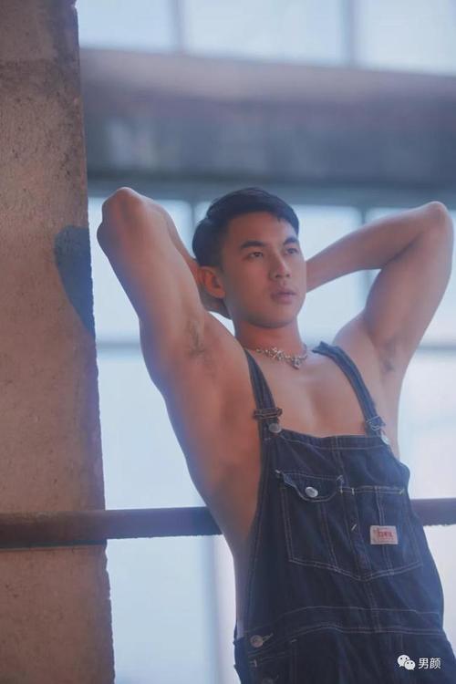 健身男模的工业风禁欲系写真