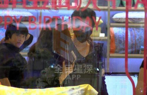 完美世界:曝李云迪与女友田霏置办床上用品 疑好事将近(图)