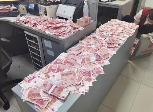 风雨无情 中信有爱——中信银行郑州分行清点潮湿现金