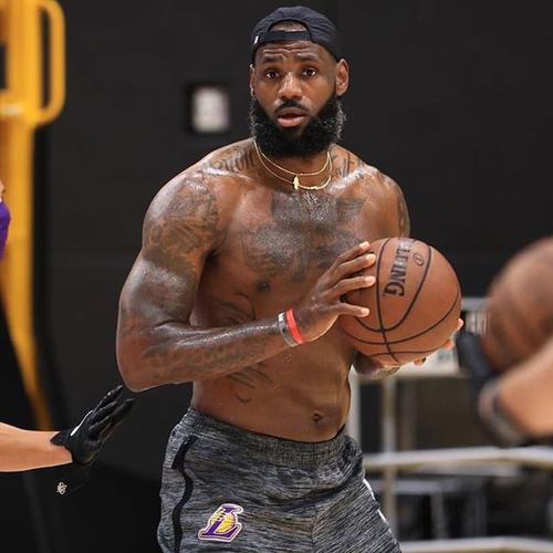 詹姆斯半裸训练晒肌肉照 一细节让球迷叹岁月无情