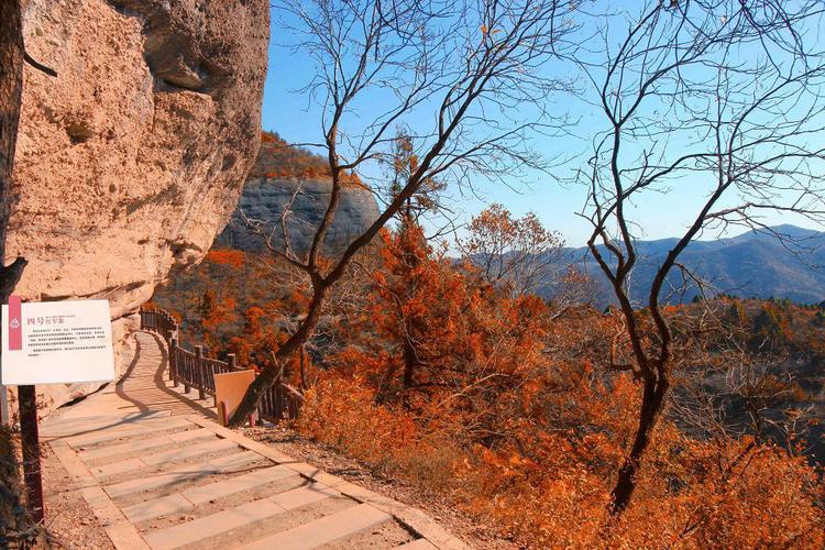  p>照金薛家寨革命旧址位于陕西省铜川市耀州区照金镇,距照金街约5