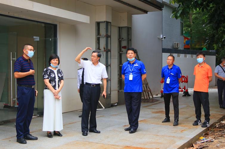 深圳市城管局王国宾局长今天下午到荔枝公园检查综合服务楼外围设施