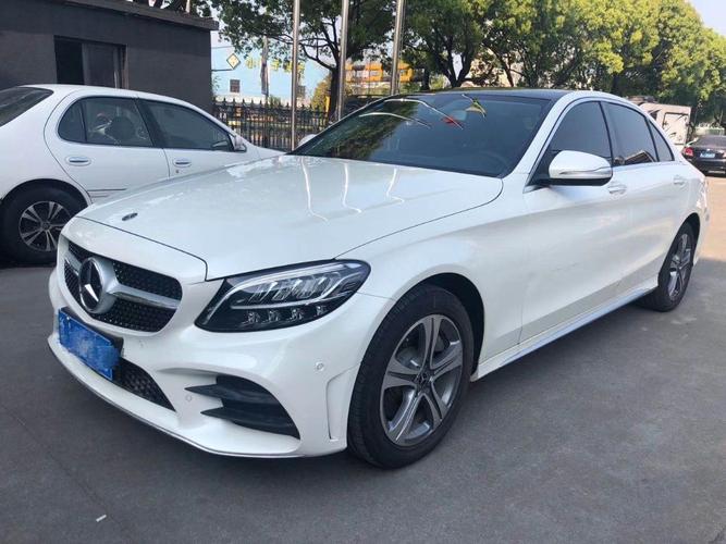 女车主40万买奔驰全新c级新车上高速漏油4s店先拆车检测