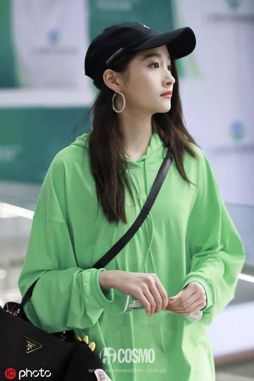 不管有没有耳洞,圆环耳饰真的应该人手一只,拿来搭配卫衣等简单单品